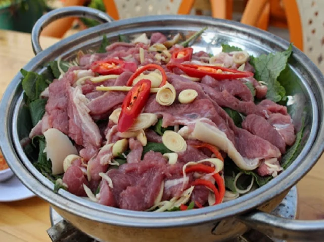 Đĩa thịt bò hấp đẹp mắt bày biện tinh tế