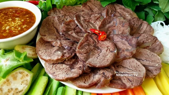 Đĩa thịt bò hấp được trình bày đẹp mắt trên bàn tiệc
