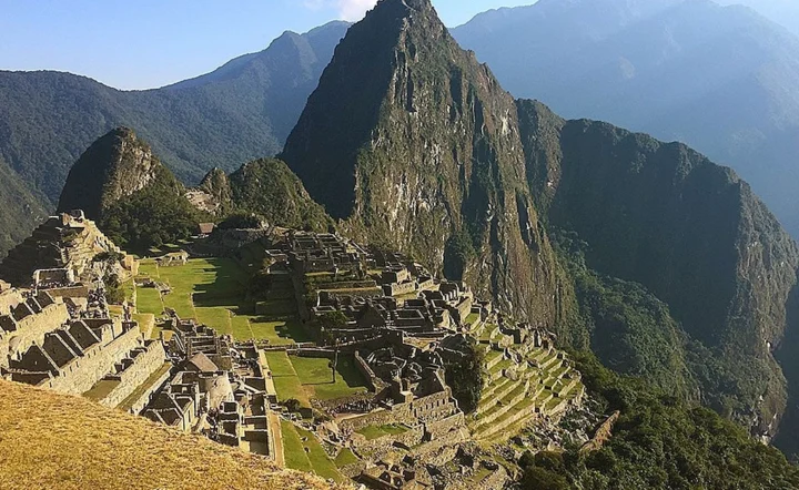 Đỉnh núi phủ tuyết trắng xóa của dãy Andes