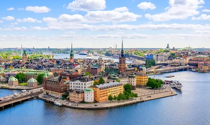 Kênh Nyhavn với những ngôi nhà cổ kính và thuyền neo đậu