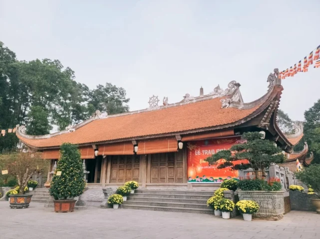 Không gian trang nghiêm tại Chùa Linh Thông