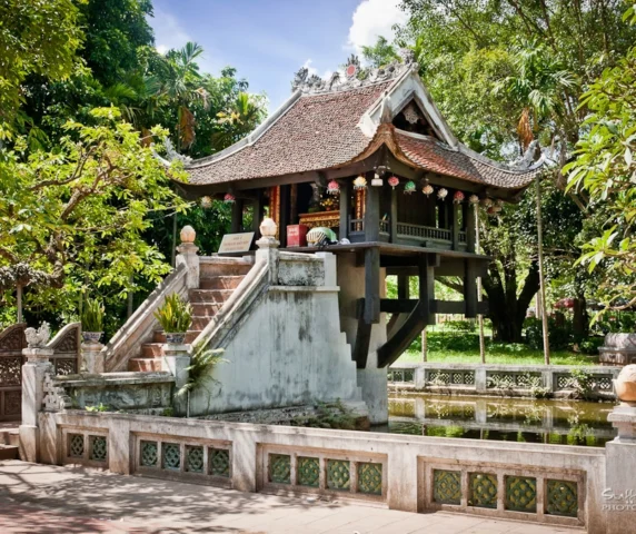 Khung cảnh thanh tịnh của Chùa Một Cột