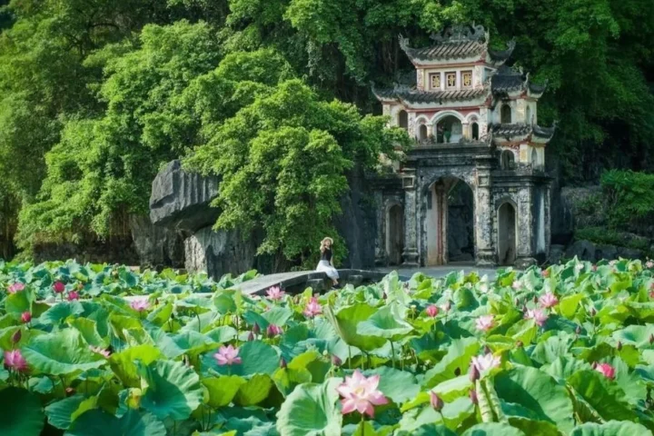 Bích Động: Khám phá vẻ đẹp kỳ vĩ và lịch sử ngàn năm ở Ninh Bình Kiến trúc uy nghiêm của Chùa Trung, Bích Động