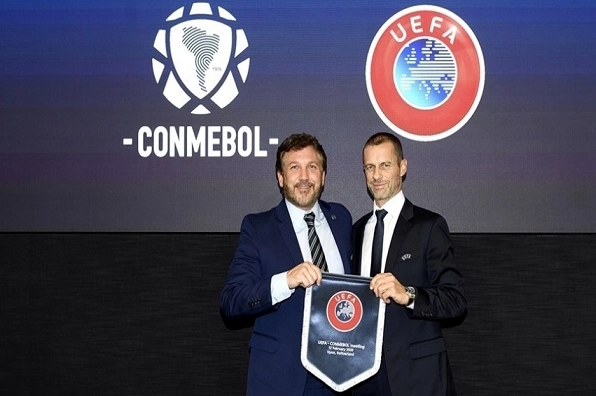 Lễ ký kết hợp tác giữa UEFA và một đối tác
