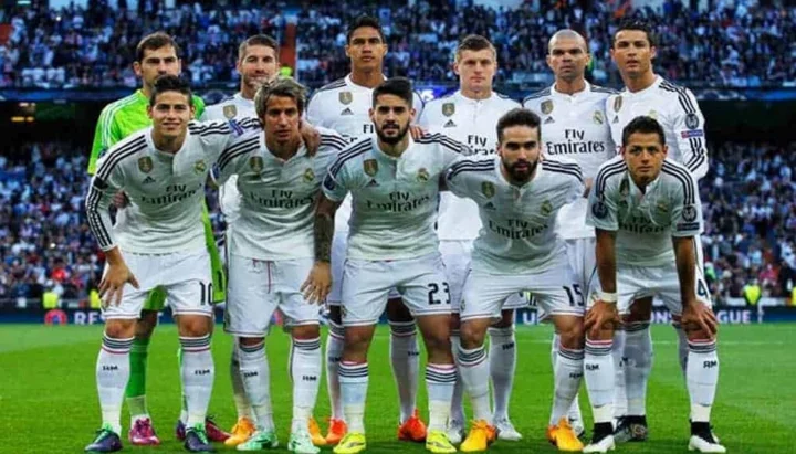 Logo Real Madrid kèm theo biểu tượng danh hiệu