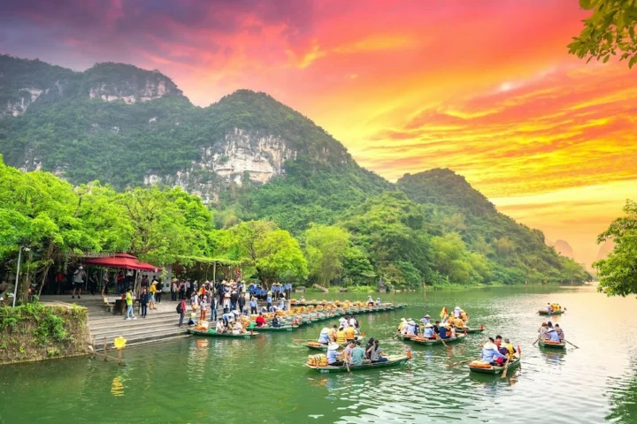 Tam Cốc Ninh Bình: Khám Phá Vẻ Đẹp "Vịnh Hạ Long Trên Cạn" 2026 Mâm cơm đặc sản dê núi và cơm cháy Ninh Bình