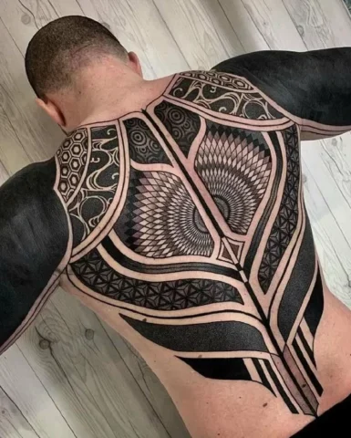 Top Mẫu Hình Xăm Full Lưng Ấn Tượng Nhất 2026 Mẫu hình xăm full lưng phong cách Blackwork