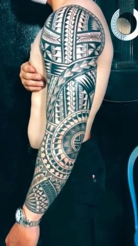 Hình Xăm Maori Full Tay: Biểu Tượng Sức Mạnh & Di Sản Văn Hóa Mẫu hình xăm Maori full tay với các đường nét sắc sảo