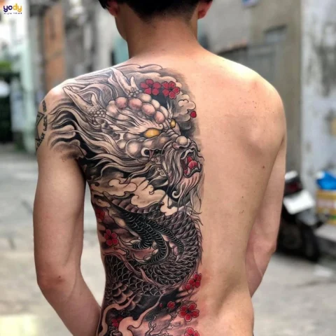 Top Hình Xăm Nửa Lưng Đẹp Cho Nam 2026: Xu Hướng & Ý Nghĩa Mẫu hình xăm nửa lưng cho nam với họa tiết rồng mạnh mẽ