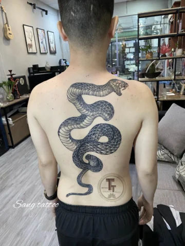 Mẫu hình xăm rắn đen trắng nghệ thuật