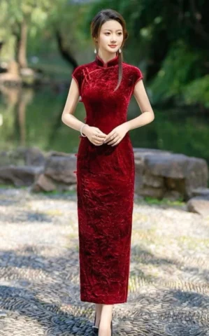 Mẫu Sườn Xám Đẹp Nhất 2026: Lựa Chọn Hoàn Hảo Cho Phái Đẹp Mẫu sườn xám cách tân với họa tiết hiện đại