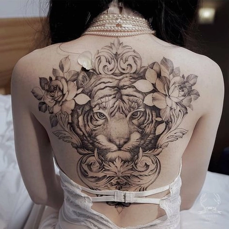 Mẫu xăm kín lưng nữ đẹp với họa tiết hoa văn tinh tế