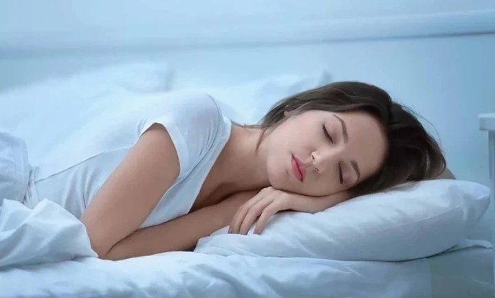 Ngủ hay Mơ: Giải Mã Giấc Mơ và Cải Thiện Chất Lượng Giấc Ngủ Năm 2026 Minh họa các giai đoạn của giấc ngủ và giấc mơ