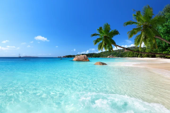 Anse Lazio: Thiên Đường Biển Đảo Praslin 2026 Một cặp đôi thư giãn trên bãi biển Anse Lazio