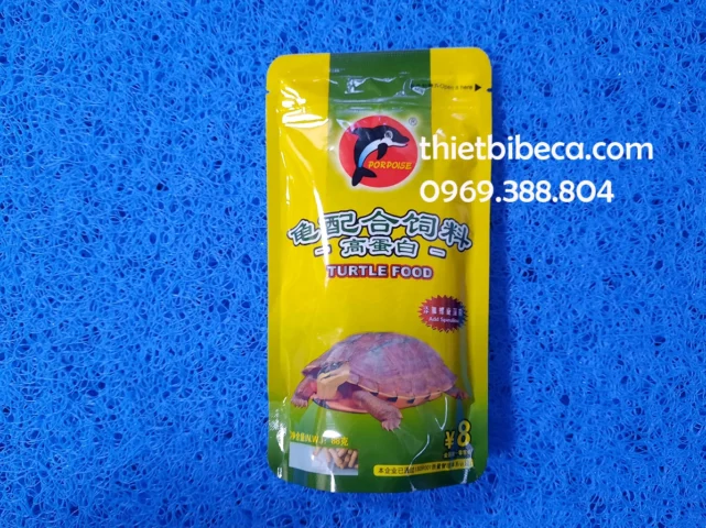 Một con rùa đang ăn thức ăn dạng viên
