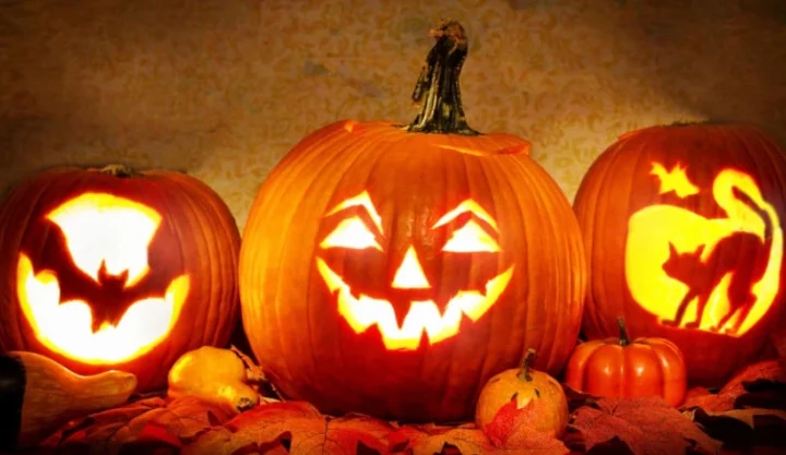 Halloween Bắt Nguồn Từ Lễ Hội Nào? Khám Phá Gốc Rễ Cổ Xưa Một gia đình hóa trang đón Halloween
