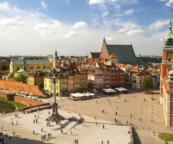 Đâu là thủ đô của Ba Lan? Khám phá Warsaw - Trái tim Châu Âu Một góc phố ẩm thực nhộn nhịp tại Warsaw