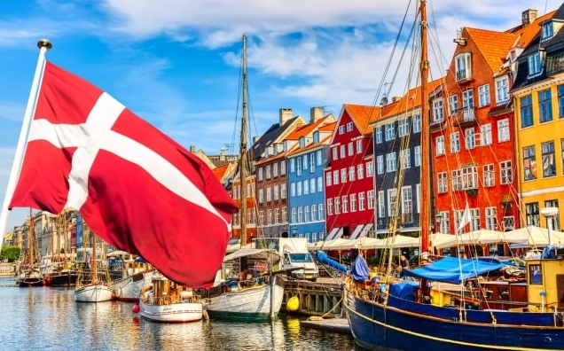 Một góc phố Copenhagen mùa thu với lá vàng rơi