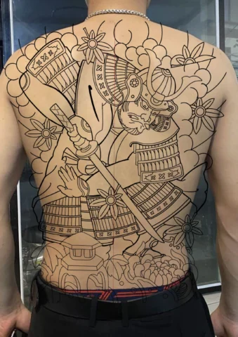 Top Mẫu Hình Xăm Full Lưng Ấn Tượng Nhất 2026 Nghệ sĩ tattoo đang thực hiện hình xăm full lưng