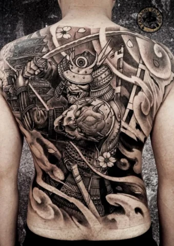 Nghệ sĩ xăm hình đang hoàn thiện mẫu hình xăm samurai