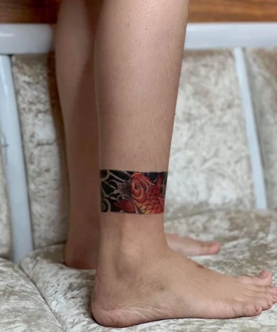 Nghệ sĩ xăm hình đang thực hiện hình xăm cá chép
