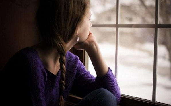 Giải Mã Cảm Giác Bồn Chồn Lo Lắng: Nguyên Nhân và Cách Đối Phó Hiệu Quả Người đang cảm thấy bồn chồn, lo lắng