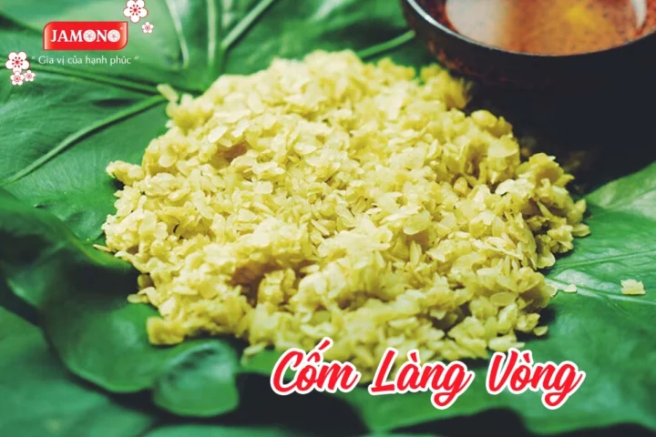 Người dân đang rang cốm