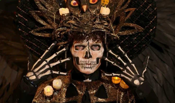 Tại sao người ta lại đeo mặt nạ vào Lễ Halloween? Người đeo mặt nạ kinh dị trong đêm Halloween