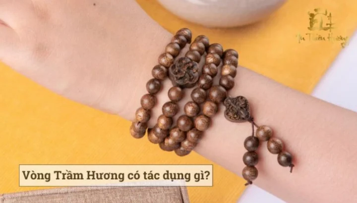 Đeo Vòng Trầm Có Tác Dụng Gì? Khám Phá Lợi Ích Toàn Diện 2026 Người đeo vòng trầm hương