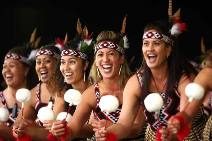 Quốc gia nào nổi tiếng với nền văn hóa Maori? Người Maori trong trang phục truyền thống