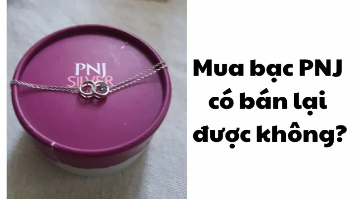Mua Bạc PNJ Có Bán Lại Được Không? Chuyên Gia Giải Đáp 2026 Người phụ nữ đang xem xét trang sức bạc PNJ