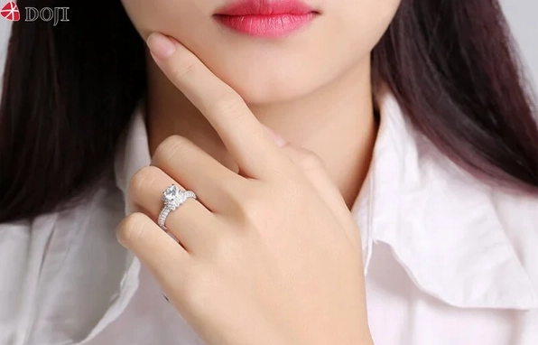 Người phụ nữ đeo nhẫn ở ngón áp út thể hiện sự tin tưởng