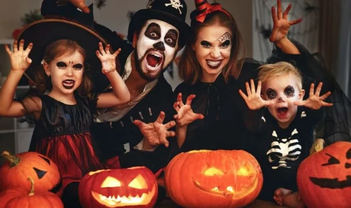 Tại sao người ta lại đeo mặt nạ vào Lễ Halloween? Nhóm bạn cùng hóa trang và đeo mặt nạ Halloween