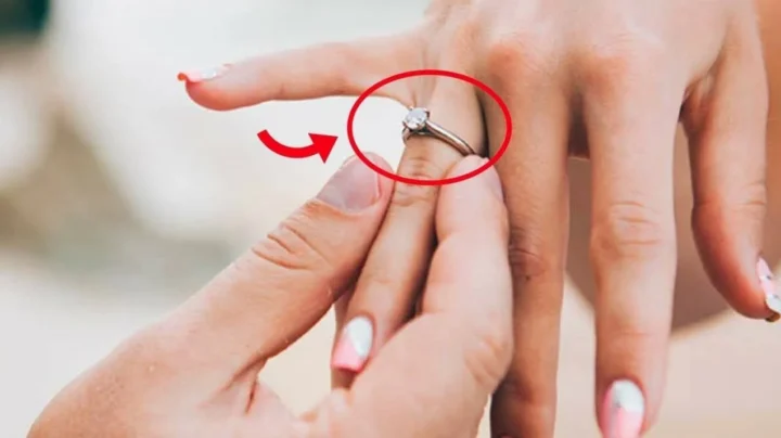 Phụ nữ đeo nhẫn cưới tay trái hay phải
