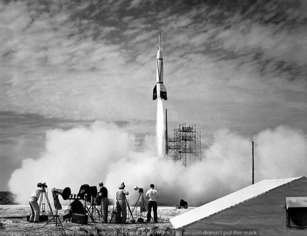 Ai Là Người Tạo Ra Tên Lửa: Hành Trình Khám Phá Lịch Sử Robert H. Goddard bên cạnh tên lửa của mình
