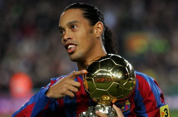 Ronaldinho giành Quả bóng Vàng năm nào? Phân tích sự nghiệp đỉnh cao Ronaldinho biểu diễn kỹ thuật cá nhân