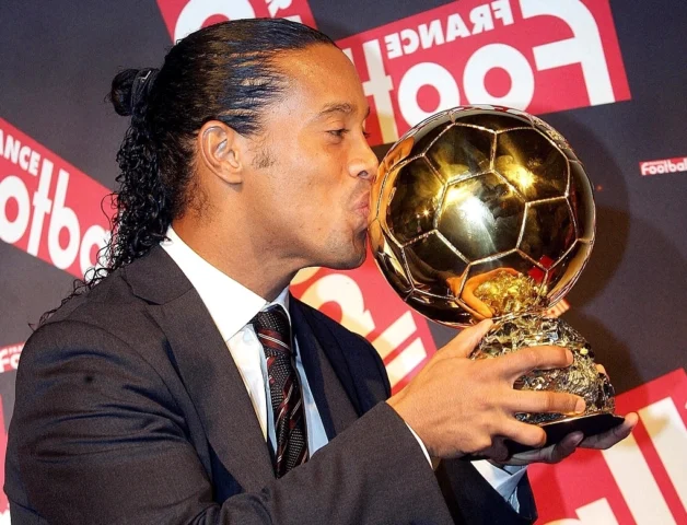 Ronaldinho giành Quả bóng Vàng năm nào? Phân tích sự nghiệp đỉnh cao Ronaldinho trong màu áo AC Milan