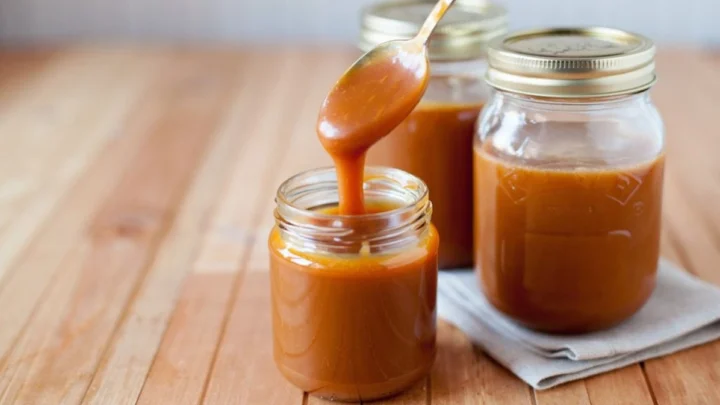 Caramel là gì? Khám phá thế giới sốt ngọt thơm lừng Sốt caramel thành phẩm sánh mịn