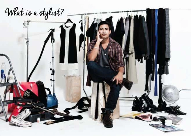 Stylist đang lựa chọn trang phục