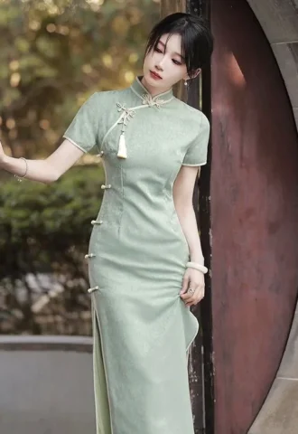 Mẫu Sườn Xám Đẹp Nhất 2026: Lựa Chọn Hoàn Hảo Cho Phái Đẹp Sườn xám cách tân với chi tiết xẻ tà táo bạo