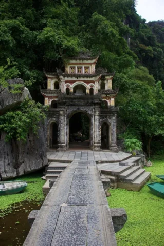 Bích Động: Khám phá vẻ đẹp kỳ vĩ và lịch sử ngàn năm ở Ninh Bình Tầm nhìn từ Chùa Thượng nhìn xuống thung lũng