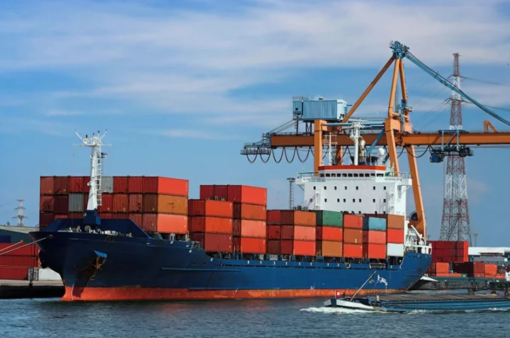 Nước ta có điều kiện thuận lợi để phát triển giao thông vận tải đường biển chủ yếu do? Tàu vận chuyển hàng hóa trên biển