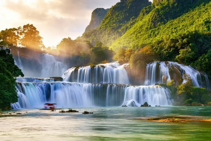 Kỳ Quan Thiên Nhiên Việt Nam: Khám Phá Di Sản Thế Giới Hấp Dẫn Thác Bản Giốc mùa nước chảy