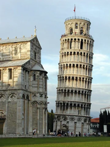 Tháp Nghiêng Pisa Ở Đâu: Khám Phá Công Trình Kiến Trúc Độc Đáo Tháp Nghiêng Pisa dưới bầu trời xanh