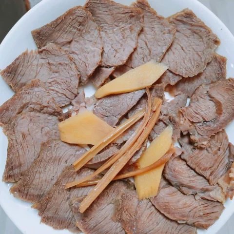 Thịt bò hấp chín tới với gừng hành