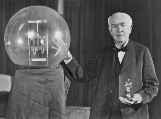 Thomas Edison đang cầm bóng đèn