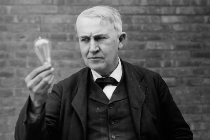 Thomas Edison cầm bóng đèn