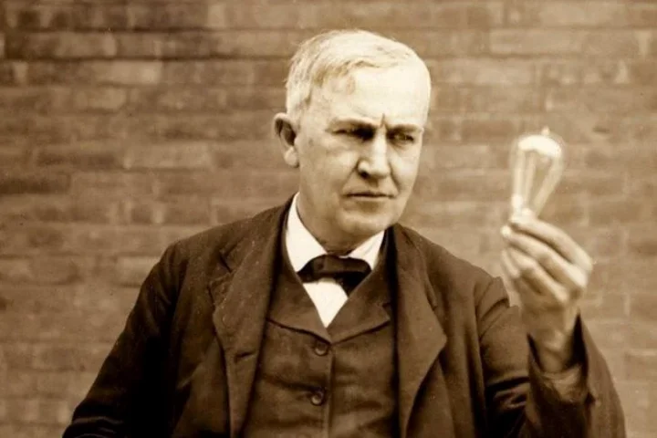 Thomas Edison với bóng đèn