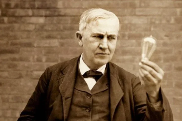 Thomas Edison với bóng đèn