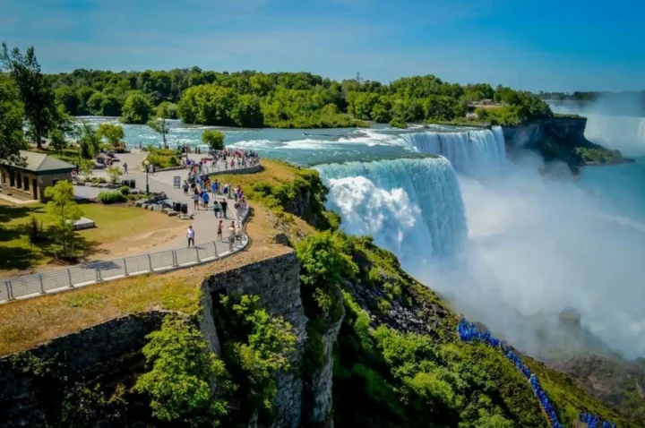 Thuyền Maid of the Mist tiếp cận Thác Niagara